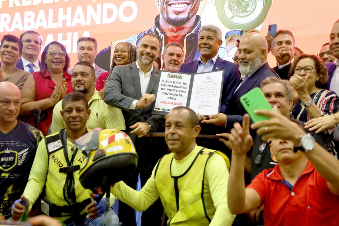 Mototaxistas e Motofrentistas com Jeronimo_Foto Amanda ErcíliaGOVBA