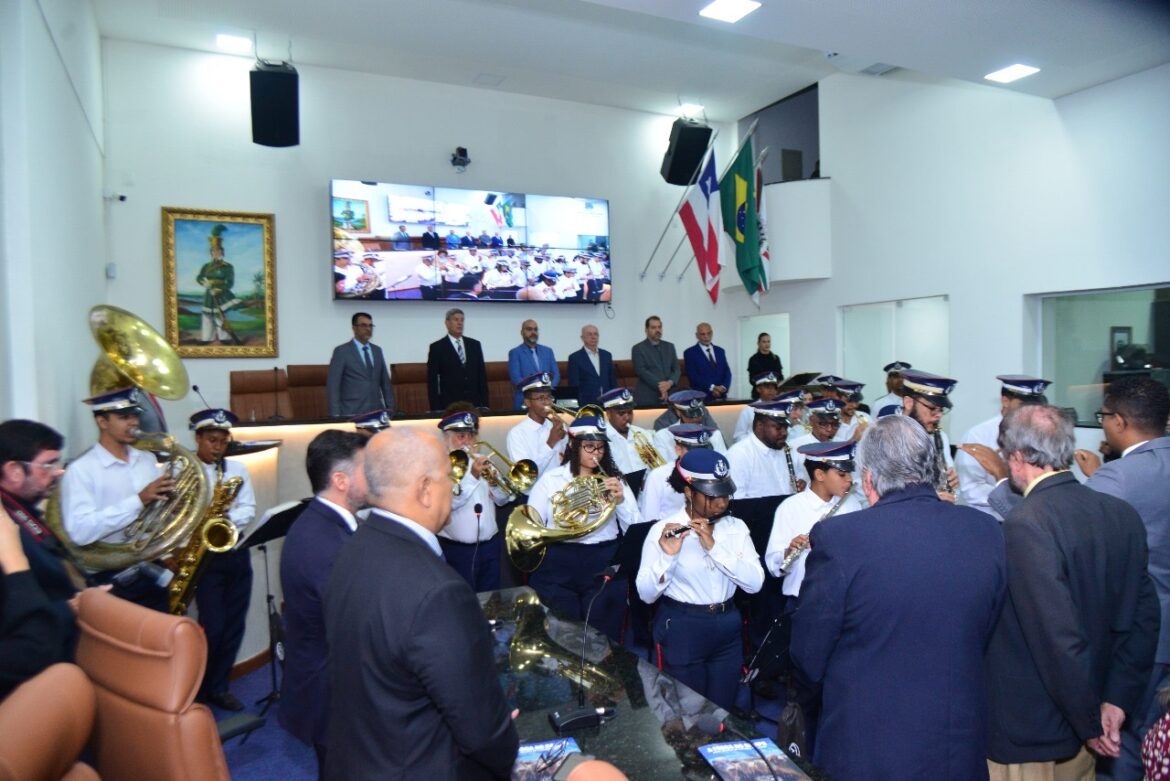 Câmara celebra 50 anos da Cooperfeira e homenageia ex-presidentes com Comenda Maria Quitéria