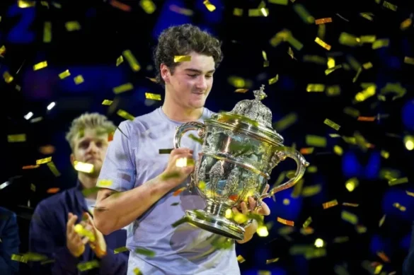 João Fonseca com o troféu do ATP de Basileia – Foto-Fabrice Coffrini-AFP
